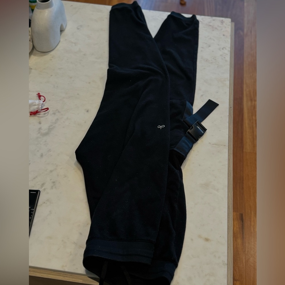 One time worn 100 percent guaranteed authentic Alo Fleece sweat pants